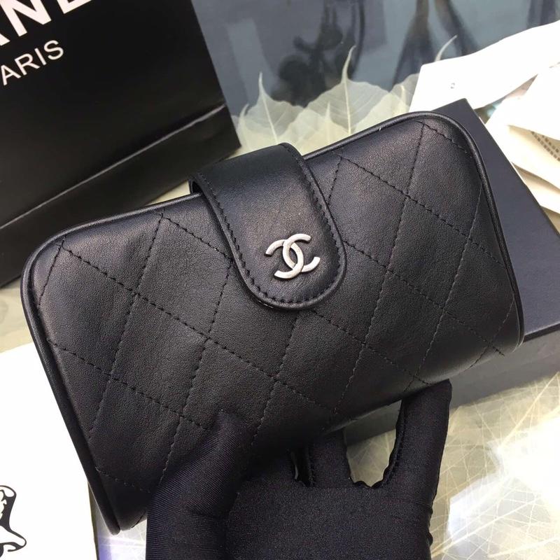 シャネル シャネル  二つ折り財布  68712