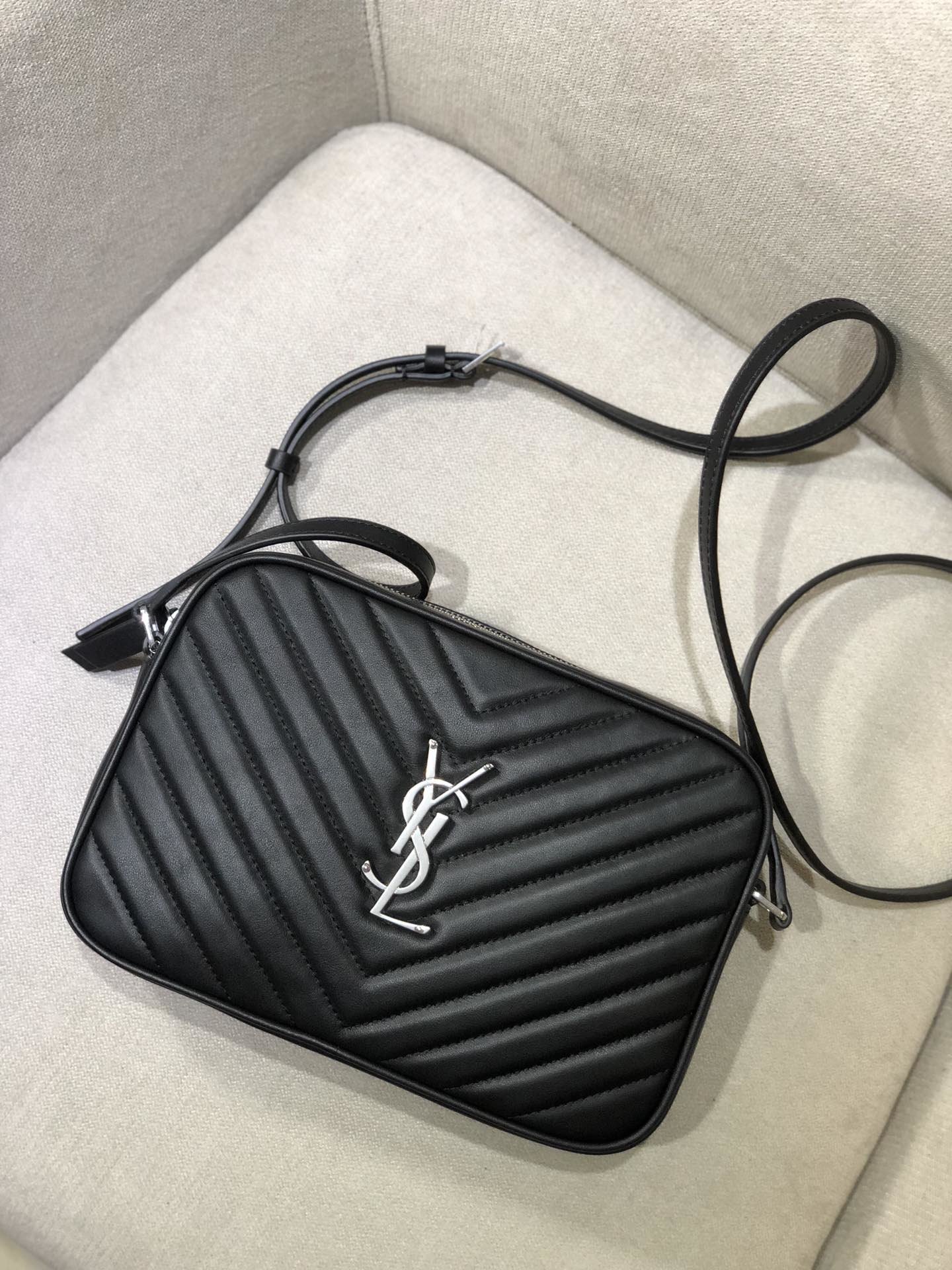 イヴ・サンローラン イヴ・サンローラン ショルダーバッグ 468537