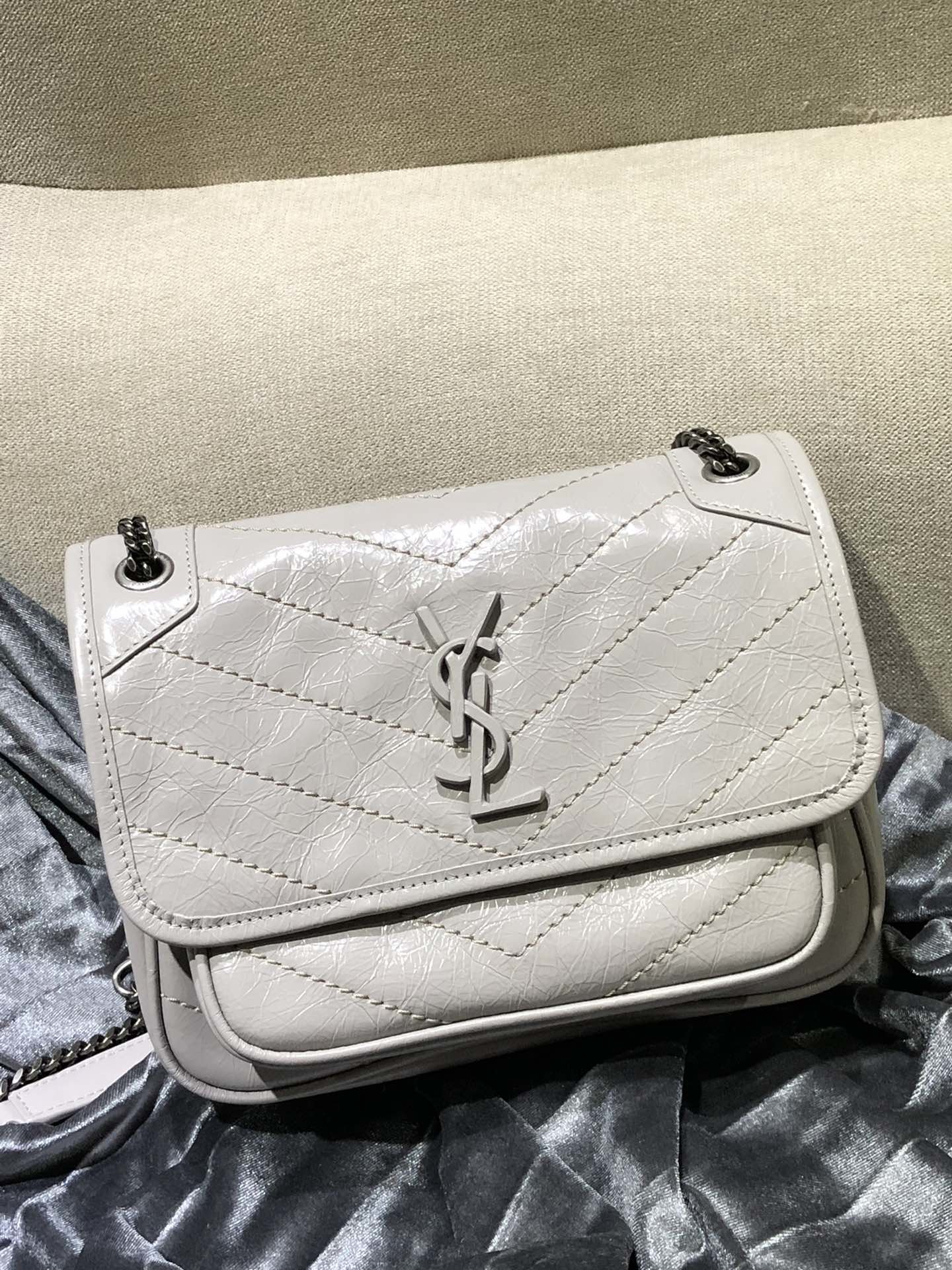 イヴ・サンローラン イヴ・サンローラン ショルダーバッグ 533037