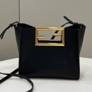  フェンディ ミニバッグ 8021s