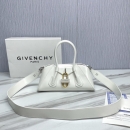 ジバンシィ ジバンシィ ショルダーバッグ 29948L